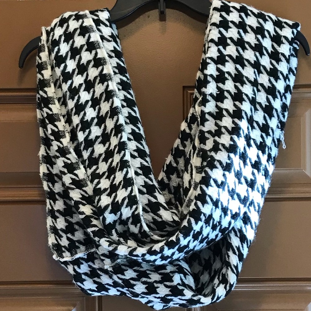 Houndstooth scarf